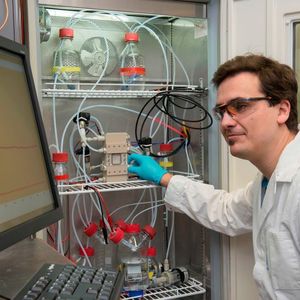 In einer Fermentation – hier im Labormaßstab – verwandeln spezielle Bakterien CO-haltige Gase durch Stoffwechselprozesse in wertvolle Chemikalien. 