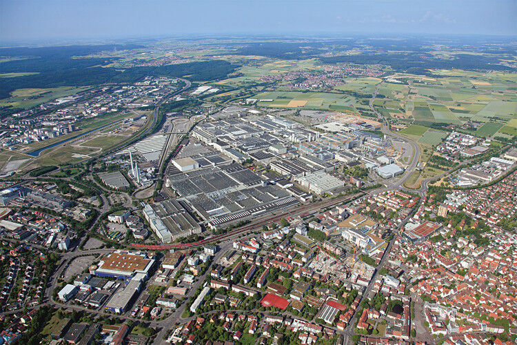 Das Werk Sindelfingen aus der Luft. Mercedes-Benz hat im vergangenen Jahr ein Investitionspaket von über 1,5 Milliarden Euro auf den Weg gebracht, das unter anderem einen neuen Rohbau, eine Lackiererei, eine neue Montagehalle und ein neues Logistikzentrum umfasst. (Foto: Daimler)