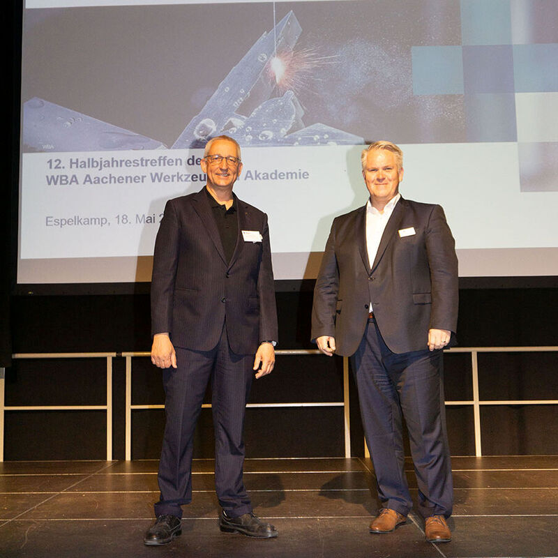 Dr. Volker Franke, Managing Director at Harting Applied Technologies (l.) and Prof. Dr. Wolfgang Boos, Managing Partner of the WBA Aachener Werkzeugbau Akademie, are pleased about the personal exchange after the two-year Corona break.