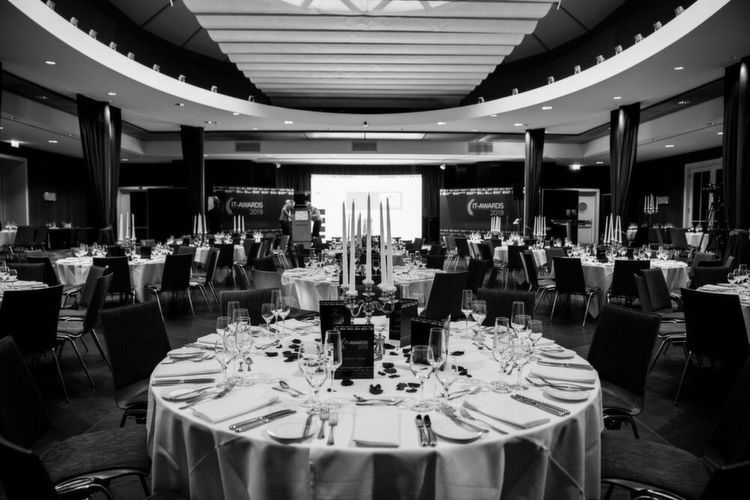 Für die festliche Preisverleihung bildet die Teehalle im Augsburger Hotel Drei Mohren genau den richtigen Rahmen.  (artful rooms / Vogel IT-Medien GmbH)