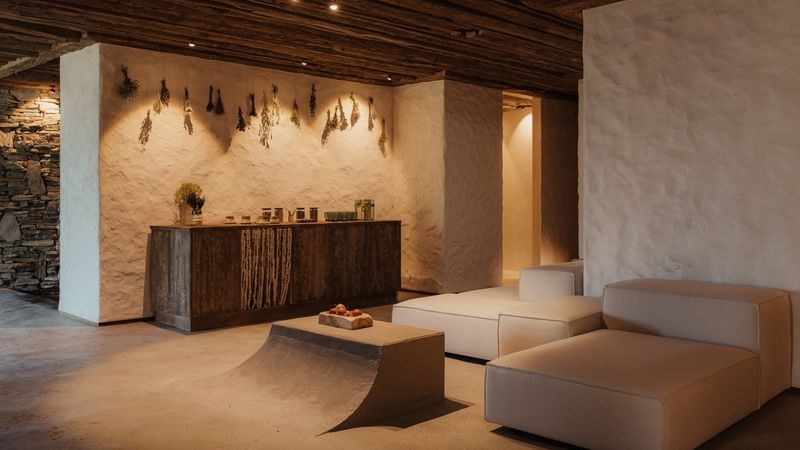 Microtopping im Einsatz: ein dünnschichtiges, zementgebundenes System, das sich auf Böden, Wänden, Treppen oder Möbeln einsetzen lässt.(Bild:  Ideal Work)