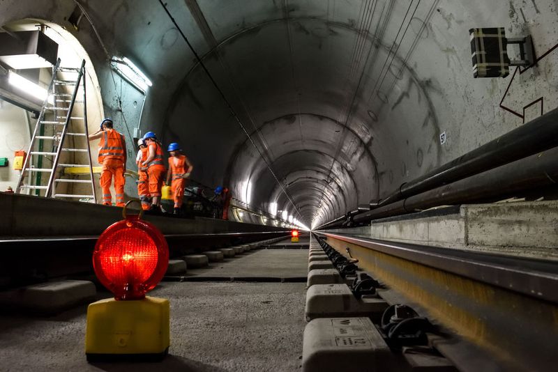 Nach über 20 Jahren Planungs- und Bauzeit wird in der Schweiz die Fertigstellung des Gotthard-Basistunnels gefeiert – der längste Eisenbahntunnels der Welt. Jede Menge Technik sorgt für einen reibungslosen Schienenverkehr. So wird beispielsweise Messtechnik von Endress + Hauser für die Tunnel-Entwässerung eingesetzt. (AlpTransit Gotthard AG)