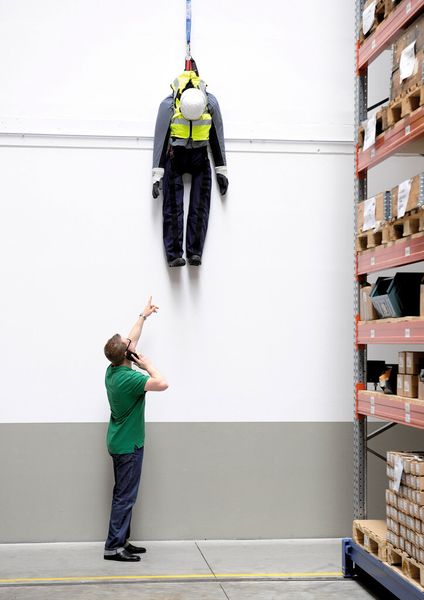 Bild 2: Um ein Hängetrauma zu vermeiden, müssen erfahrene Helfer schnell vor Ort sein. (Bild: ABS Safety)