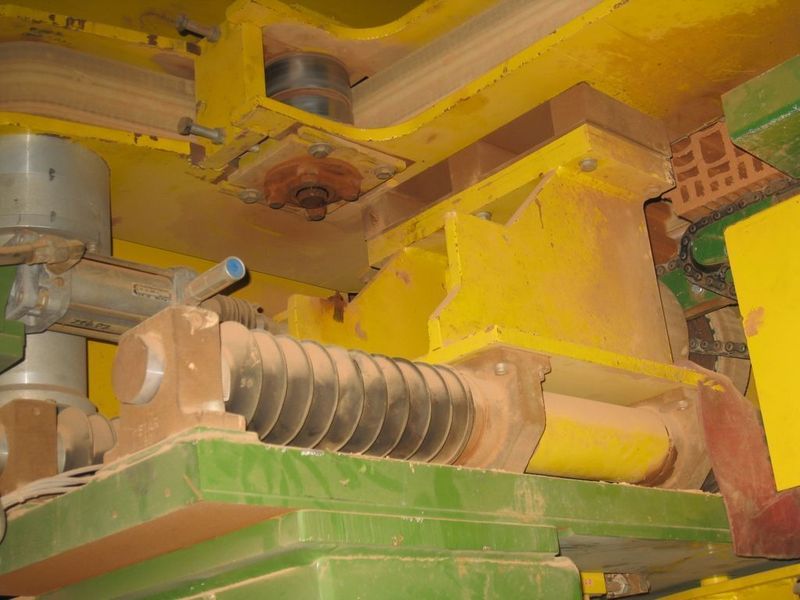 Kugelbüchsenführungen in einer Ziegelschleifmaschine. Umgebungsbedingung: feiner Steinstaub. (Archiv: Vogel Business Media)