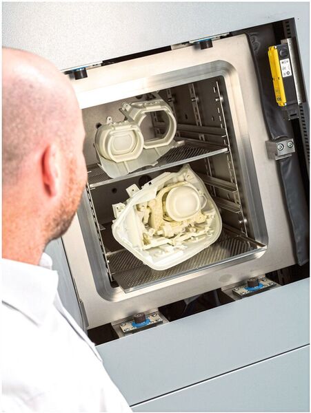 FKM Sintertechnik has developed a finishing process for additive plastic parts - a look into the process chamber. (FKM Sintertechnik)