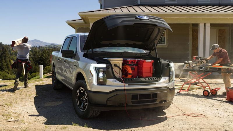 Wer will, der kann an den Steckdosen unter der Haube sein Werkzeug anschließen. (Bild: Ford)