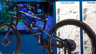 Ein sehr beliebtes Anschauungsobjekt: Das Mountainbike der Firma Nicolai. Für die komplexen Zerspanungsprozesse der Bauteile am Fahrrad, werden Werkzeuge von WNT eingesetzt. (WNT)
