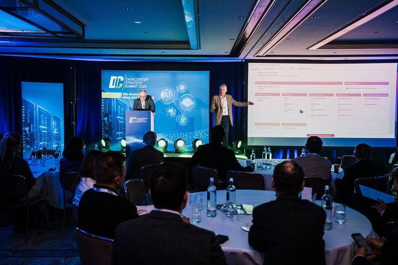 Zum Auftakt des Events hielten Peter auf dem Graben (l.) und Ulrich Terrahe die Eröffnungskeynote über die strategische Dimensionierung für die nächsten RZ-Generationen. (Bild: Vogel IT-Akademie)