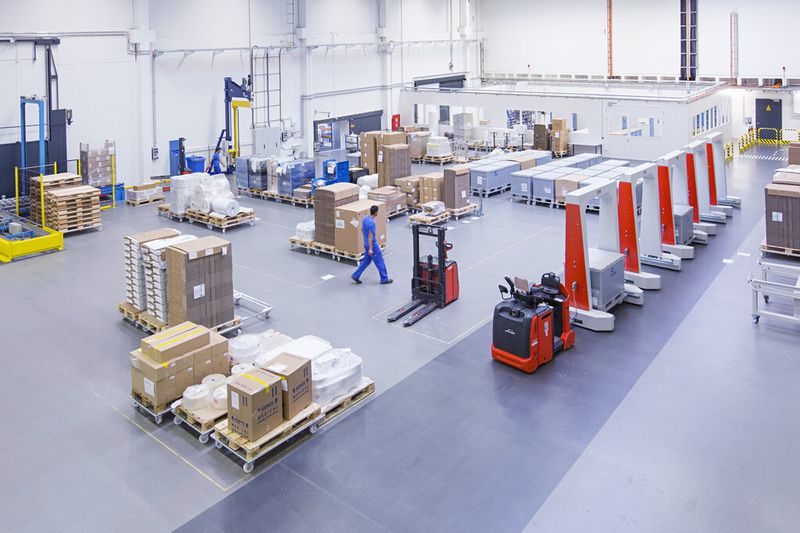 Der „Marktplatz“ dient als Puffer für Rohwaren für die nächsten Fertigungsaufträge sowie für Fertigwaren auf dem Weg zur Sterilisation und Einlagerung. (Bild: Paul Hartmann)