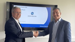 Dr. Georg Holzinger (l.), Managing Executive Officer bei Shibaura Machine, und Rachid Douibi, Geschäftsführer Azhar, vereinbarten eine Vertriebspartnerschaft. (Bild: Shibaura Machine LWB)