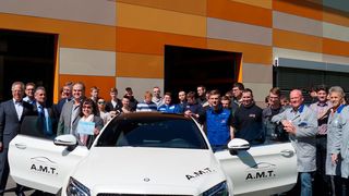 Auszubildende und Fachlehrer freuen sich über das neue Auto. (Gewerbliche Schule Bad Mergentheim)