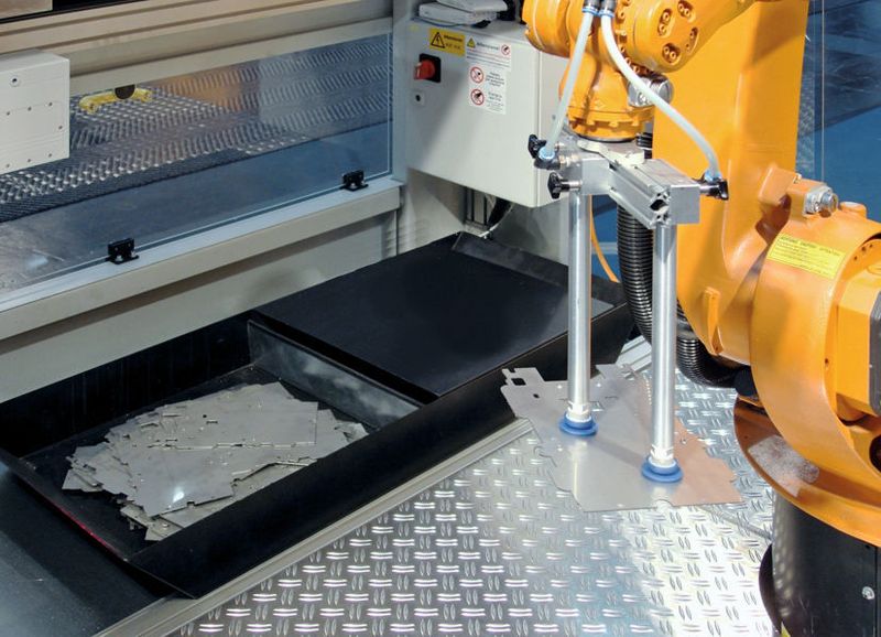 Bild 4: Der Roboter des Mini-Bend-Centers muss nicht mehr geteacht oder programmiert werden. Er erkennt die Lage der Blechteile automatisch.  (Bild: RAS)