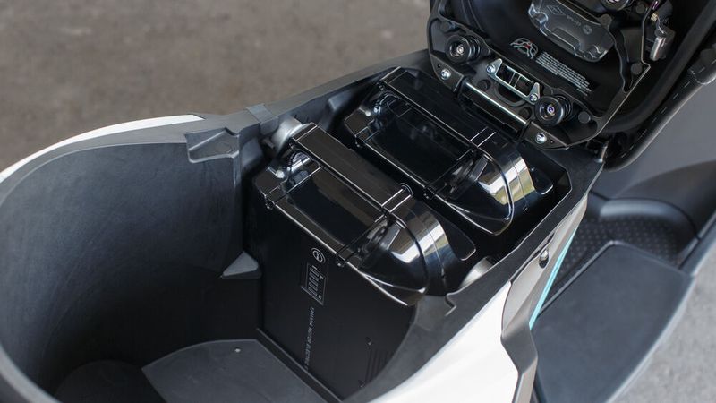 Beide Stromspeicher passen parallel unter die Sitzbank, Strom wird seriell entnommen. (Bild: Yamaha)