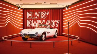 Der Raum „Elvis’ BMW 507. Technik. Rock ’n’ Roll & Roadster. Wiederbelebung einer Ikone“  mit Jukebox Exponat und Plakaten zu den Stationen des ikonischen Roadsters.  (Bild: BMW Group)