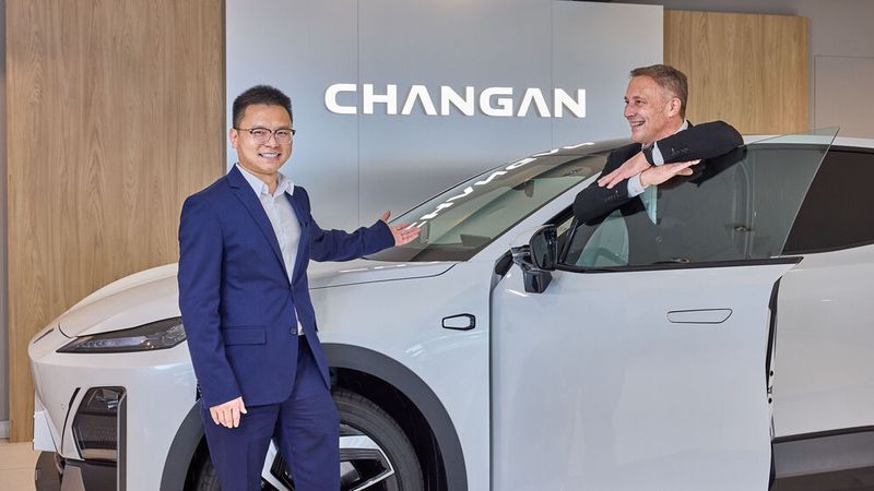 Ethan Yin (Executive Deputy General Manager, Changan Europe Business Unit; l.) und Frank Solbrig (Leiter Elektromobilität im Autohaus Günther) wollen die Marke Changan erfolgreich etablieren. (Bild: Changan)