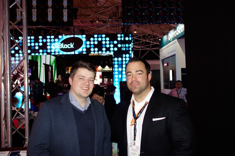 Tobias Rönnebeck und André Dietert, ACER, auf Rundgang. (Bild: IT-BUSINESS)