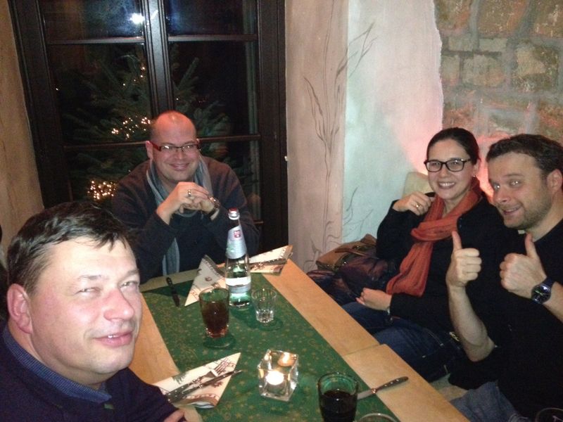 Interne Weihnachtsfeier von PROCESS, LABORPRAXIS, PROCESS Worldwide, Bulk Solids Handling und Schüttgut vom 05.12.2012   Tisch 3 mit Jörg, Marc, Doris und Matthias (von links nach rechts). Weitere exklusive Bilder zur Vogel Weihnachtsfeier finden Sie auf unserer Facebook-Fanpage. Jetzt reinschauen und Fan werden. Wir freuen uns über jeden Like. (Bild: PROCESS)