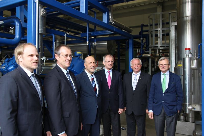 Erfolgreiche Eröffnung der Kohlendioxid-Produktion in Frankfurt (von links): Tobias Guttroff (Geschäftsführer Sauerstoffwerk Friedrich Guttroff GmbH), Gerhard Schlüter (Geschäftsführer CO2 Betriebs-GmbH & Co.), Wolfgang Fritsch-Albert (Vorstandsvorsitzender Westfalen AG), Heinz Gausling (Projektleiter Westfalen AG), Heribert Ritzel (Verkaufsleiter Rießner-Gase GmbH) und Ingo Nawrath (Geschäftsführer basi Schöberl GmbH & Co. KG) (Bild: PROCESS)