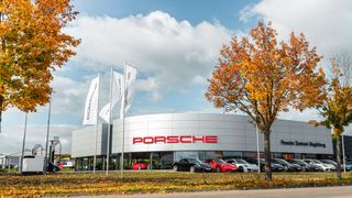 Nach einjähriger Bauzeit hat das neue Porsche-Zentrum Magdeburg eröffnet. (Bild: Voets-Gruppe)