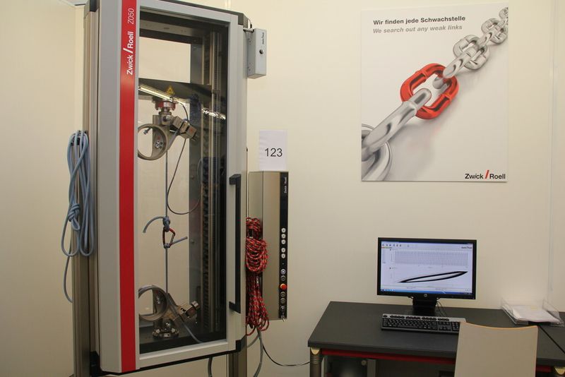Belastungstest eines Karabinerhakens. (Bild: Schäfer)