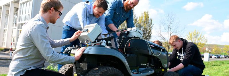 Stolz präsentieren (v.l.) Lars Schmid, Benjamin Stahl, Daniel Stegmann, Michael Schwenk und Marvin Uhr das Teamergebnis - hier die Raspberry-Pi-Variante des Traktors. (Fachhochschule Bingen)