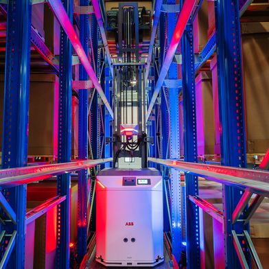 Flexley Stack F712 transportiert Lasten von bis zu 2.000 Kilogramm, erreicht Hubhöhen von bis zu 8,5 Metern und navigiert dank KI-gestützer Visual-SLAM-Technologie selbstständig durch dynamische Lagerumgebungen.  (Bild: ABB Robotics)