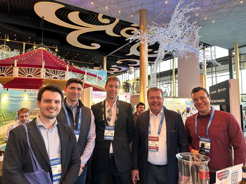 Gute Laune haben (v. l.) Dmitry Galkin (Cloudification), Daniel Bender (Bender C.), Philipp Kurus und Andreas Hansen (Boston) und Andreas Wieland (Germand Edge Cloud). (Bild: Vogel IT-Medien GmbH)