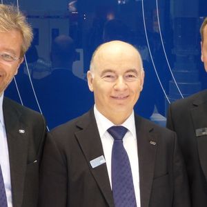 Giorgio Bombarda (li), Leiter BU Industry Solutions, Dr. Siegfried Stadtfeld, Geschäftsführer Bonfiglioli Vectron,  und rechts Jürgen Weber, Leiter BU Mobile Solutions & Wind Solutions	  Bild: Bonfiglioli