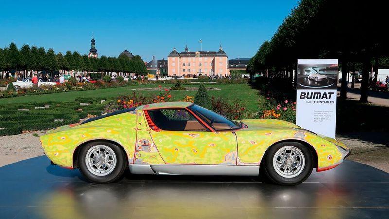 Dieser 1967er Lamborghini Miura war im Lauf seiner Nutzung in zahlreichen Farbtönen lackiert. Statt die Stahlkarosserie gänzlich abschleifen und neu lackieren zu lassen, entschied sich der Besitzer dafür, die Farbhistorie sichtbar zu machen. Ab Werk war der Farbton Rosso Miura (Orangerot) appliziert. (Bild: Peter Diehl)