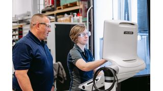 Zwei Mitarbeiter von Groninger in der Fertigung (Bild: Groninger)