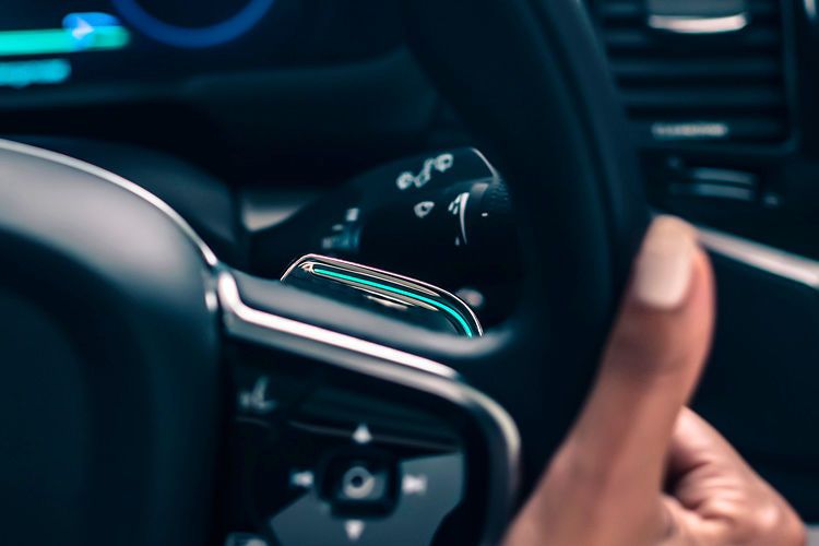 ... ein dauerhaft grünes Licht signalisiert, dass der Autopilot aktiv ist. (Foto: Volvo)