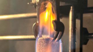 Nachhaltig flammgeschützte Polyurethan-Schäume für sichere PUR-Schäume. (Source: Merve Tulcali/ Fraunhofer LBF)