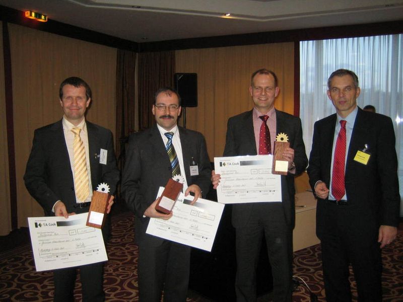 Strahlende Gewinner des Maintainer 2007: (v.l.n.r.): Frieder Mathis, DaimlerChrysler AG, Stefan Kempe, Deutsche BP AG, Reinhard Wendler, ASFIN AG sowie Thomas Cook. Bilder: Kuhn/T. A. Cook (Archiv: Vogel Business Media)