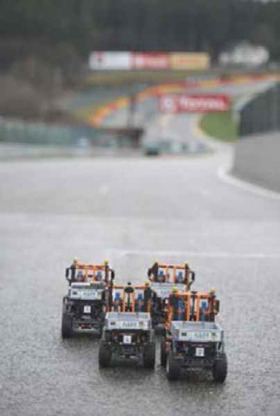 In dicht gedrängter Rennformation geht es hinab vorbei an der alten Boxengasse in Richtung Eau Rouge. (Bild: RWTH Aachen/ika)