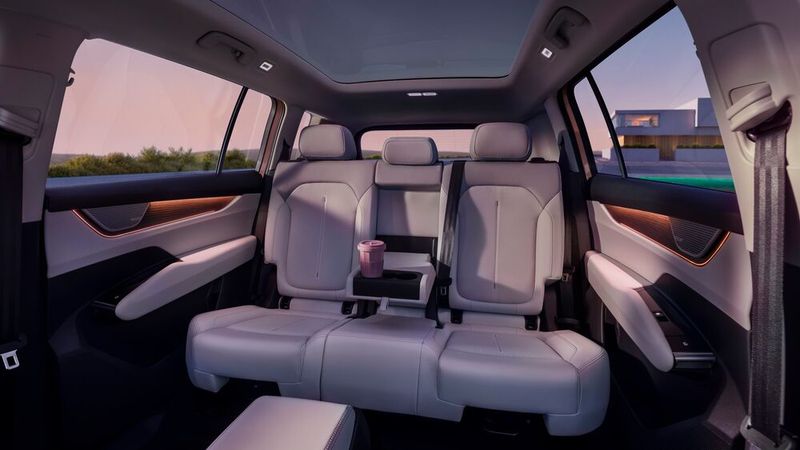 Platz gibt es im Peaq in Hülle und Fülle – auch in der dritten Sitzreihe haben Passagiere bis 1,75 Metern Körperhöhe gut Platz. (Bild: Skoda)