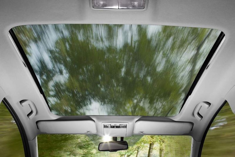 Das Panorama-Glasdach reicht von der Windschutzscheibe bis hinter die B-Säule. Das elektrisch betätigte Lamellen-Rollo lässt sich über die gesamte Länge des Panorama-Dachs öffnen und schließen. (Archiv: Vogel Business Media)