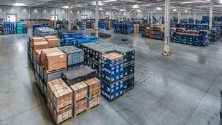 Die neue Logistikhalle im Konzern Consolidation Center (KCC) Bratislava bietet mit 19.000 m² Hallenfläche, 24 Be- und Entladeplätzen sowie 50 Lkw-Parkplätzen gute strukturelle Voraussetzungen für eine effiziente Materiallogistik. (Volkswagen)
