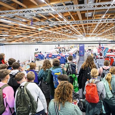 Die SkillQuest lädt Schülerer, Lehrlinge und junge Erwachsene am 21. April 2026 dazu ein, Industrieberufe hautnah zu erleben. (Bild: SkillsAustria | MaxSlovencik | Florian Wieser)