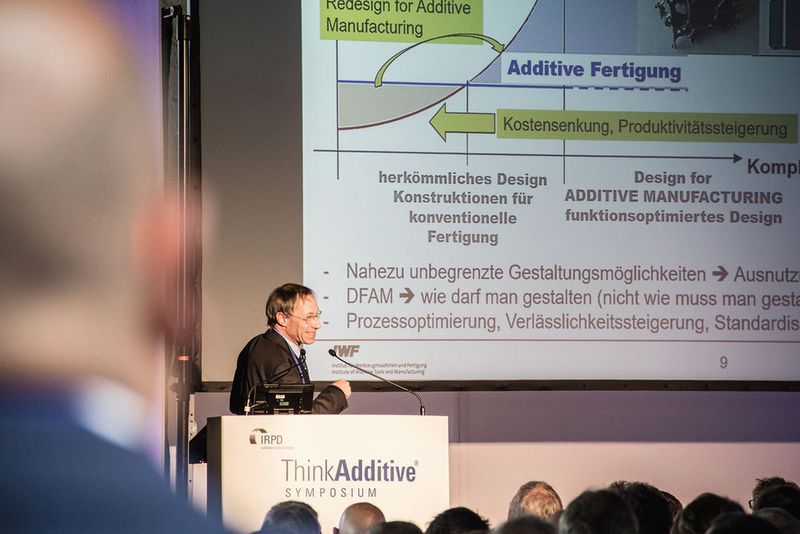 Im Fokus des Symposiums Think Additive der IRPD stand die Anwendung generativer Verfahren in der Praxis. Hier präsentierte Prof. Dr.-Ing. Konrad Wegener der ETH Zürich die Möglichkeiten, welche der 3D-Druck in den verschiedenen Industriesektoren eröffnet. (IRPD)