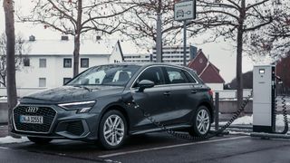 Im Ausbau der Ladeinfrastruktur deutet sich bei der pro Pkw verfügbaren Ladeleistung deutschlandweit eine positive Trendwende an. (Bild: Audi)