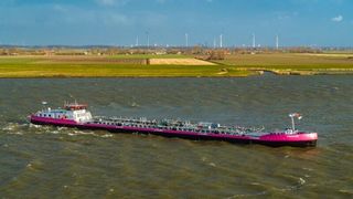 Die Niedrigwasserschiffe Courage (Bild) und das Schwesterschiff Curiosity, das bald ausgeliefert wird, können auch Wasserstoff verbrennen, wenn dieser in ausreichender Menge und damit günstig zur Verfügung steht. (Bild: HGK Shipping)