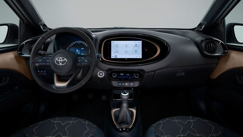 Auch der Innenraum wirkt  frisch. (Toyota)