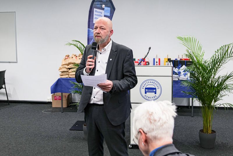 Obermeister Martin Krohn war äußerst beeindruckt vom Engagement und den Leistungen der teilnehmenden jungen Fachleute. (Bild: Schmidt – VCG)