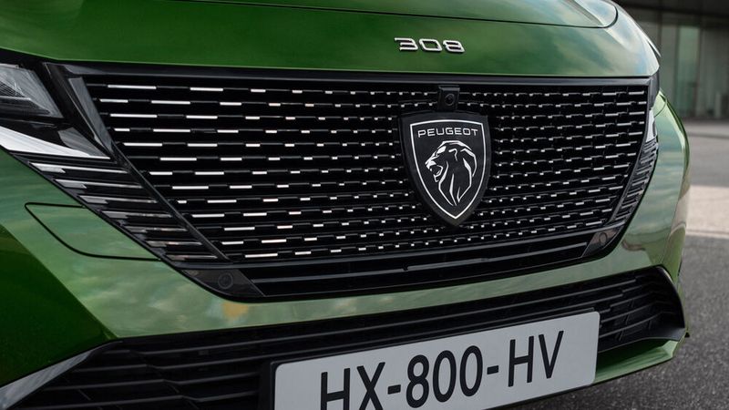 ... durch einen großen Kühlergrill samt dem mittig platzierten neuen zweidimensionalen Löwenlogo auffällig in Szene gesetzt. (Peugeot)