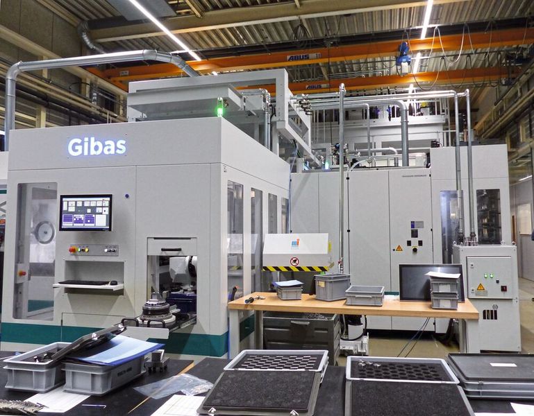 Bei der Fertigungsanlage mit vier Bearbeitungszentren Versa 645 linear von Fehlmann wollte man nicht in Maschinen oder eine Anlage investieren, sondern in stabile Prozesse.  (Bild: Fehlmann)