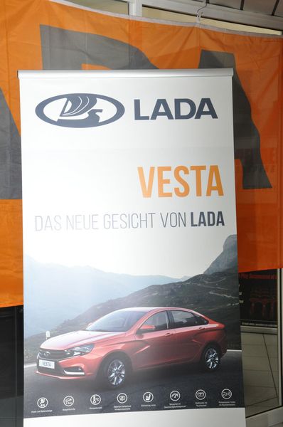 „Vesta – das neue Gesicht von Lada“ lautete das Motto der Veranstaltung. Denn mit dem Auto hat Lada das so genannte X-Design eingeführt. (Grimm/»kfz-betrieb«)