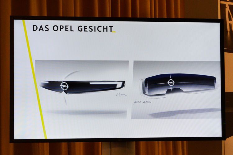 Das „Visier“ an der Front kommt auch im Innenraum in Form des großen Displays vor. (Bild: Rehberg / »kfz-betrieb«)