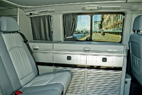 Unverändert bleibt die bewährte Aufteilung mit einer Küchen- und Schrankzeile in Fahrtrichtung auf der linken Seite. (Archiv: Vogel Business Media)