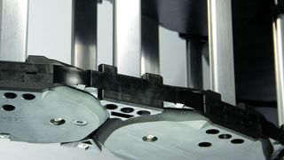 Bei einer Innenhöhe von 87 mm lässt sich die Breite der Energieführungskette mit Aluminiumstegen im 1-mm-Raster dem Bauraum anpassen. (Kabelschlepp)