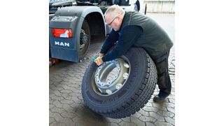 Gut gerüstet in den Winter: In der Werkstatt von Reifen Bresser in Bünde werden Sommer- gegen Winterreifen von Continental getauscht. (Continental)